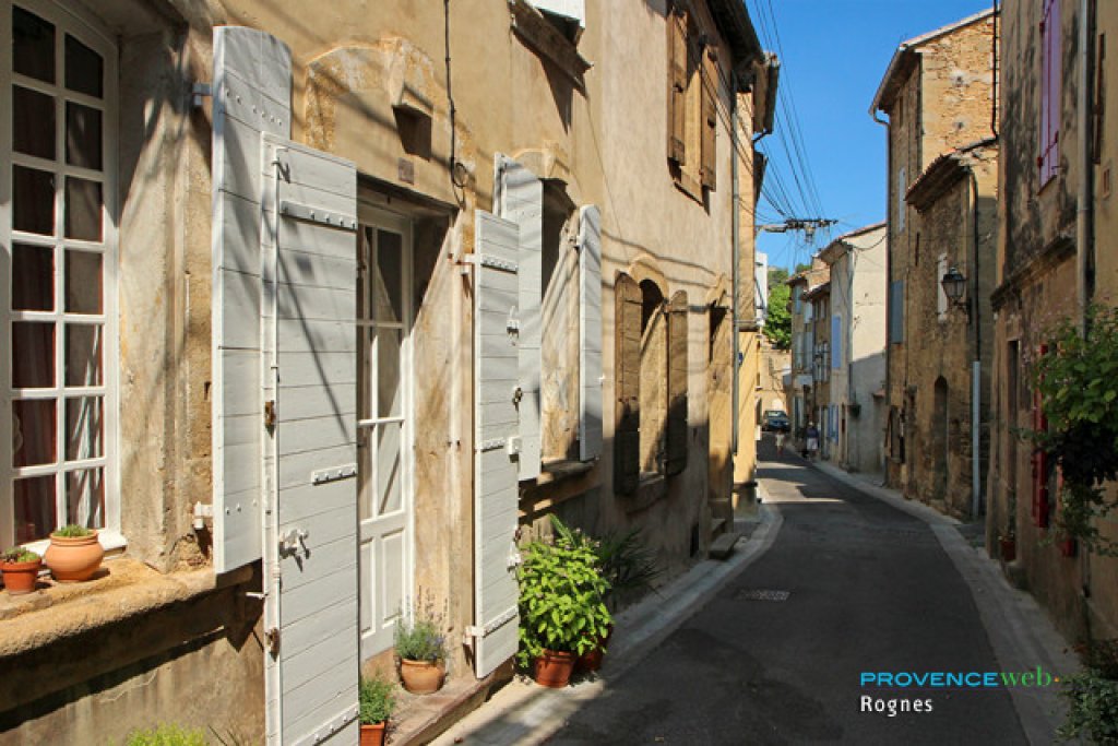 vieille rue à Rognes.