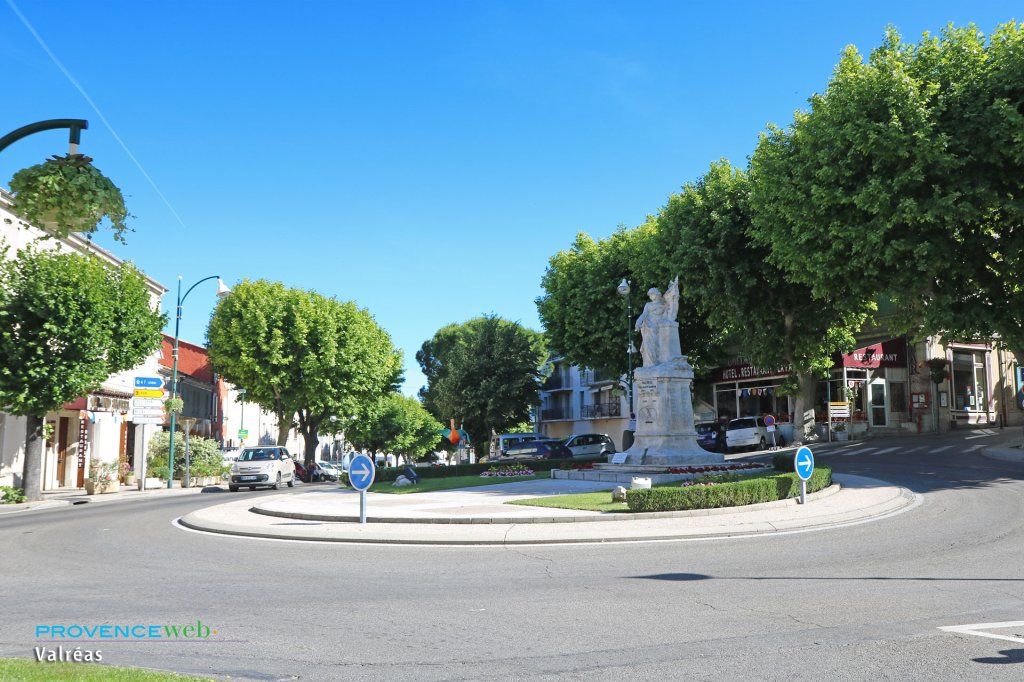 Rond point à Valréas.