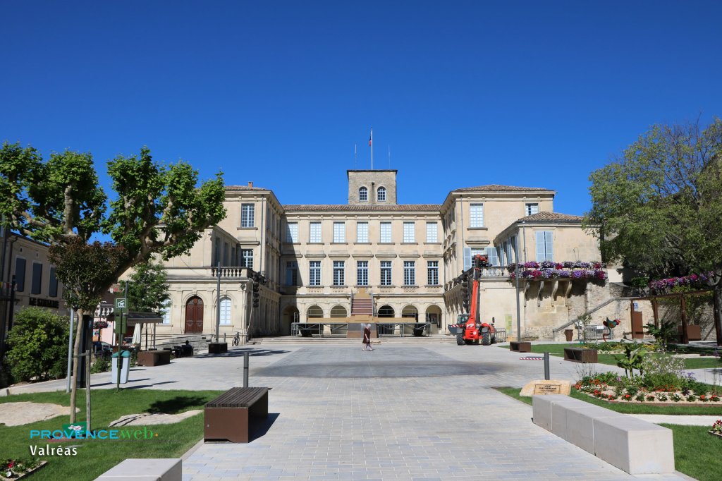 Château de Simiane à Valréas.