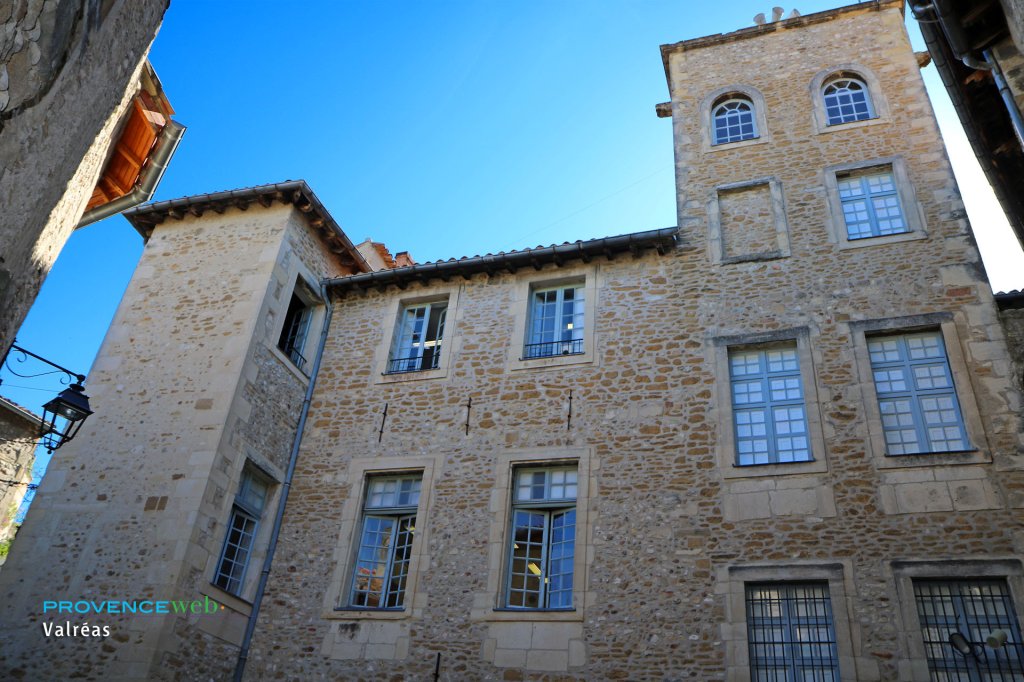 Maisons anciennes à Valréas.