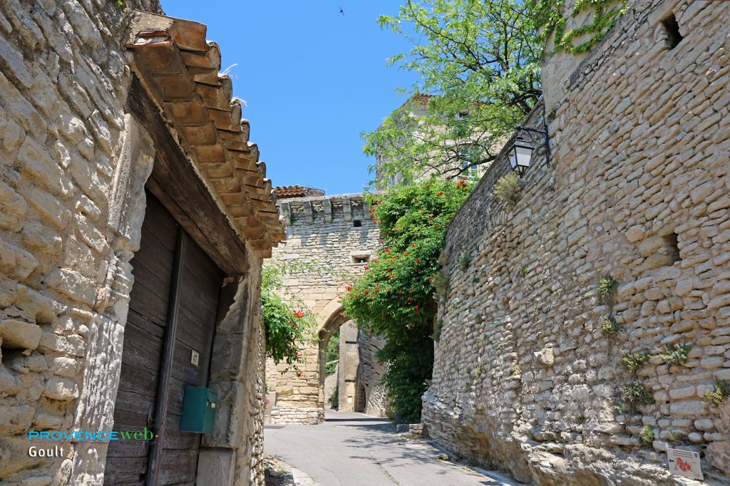 Ruelle fortifiée à Goult.
