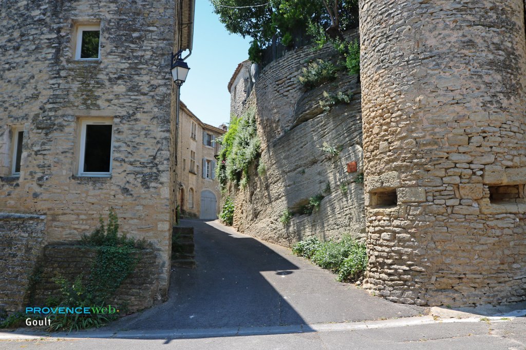 rempart à Goult.