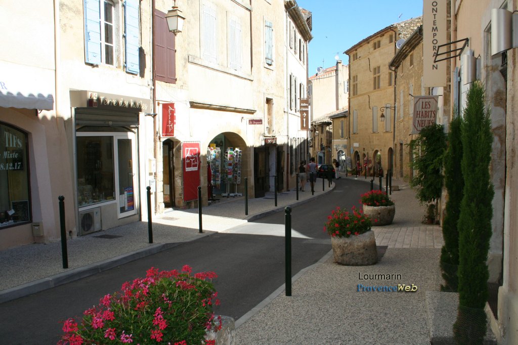 Jolie rue à Lourmarin.