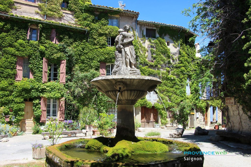 Fontaine de Saignon.