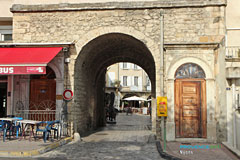 Nyons, porte de la ville médiévale, porte Saint-Jacques