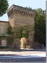 Courthezon, tour
