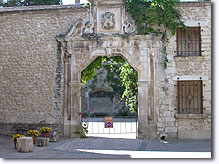 Saint Didier, entrée du château
