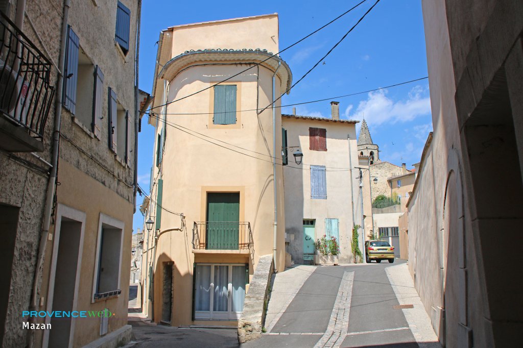 Petite rue à Mazan.
