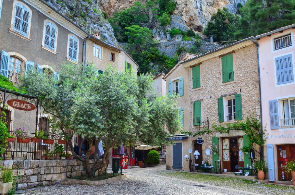 place à Moustiers.
