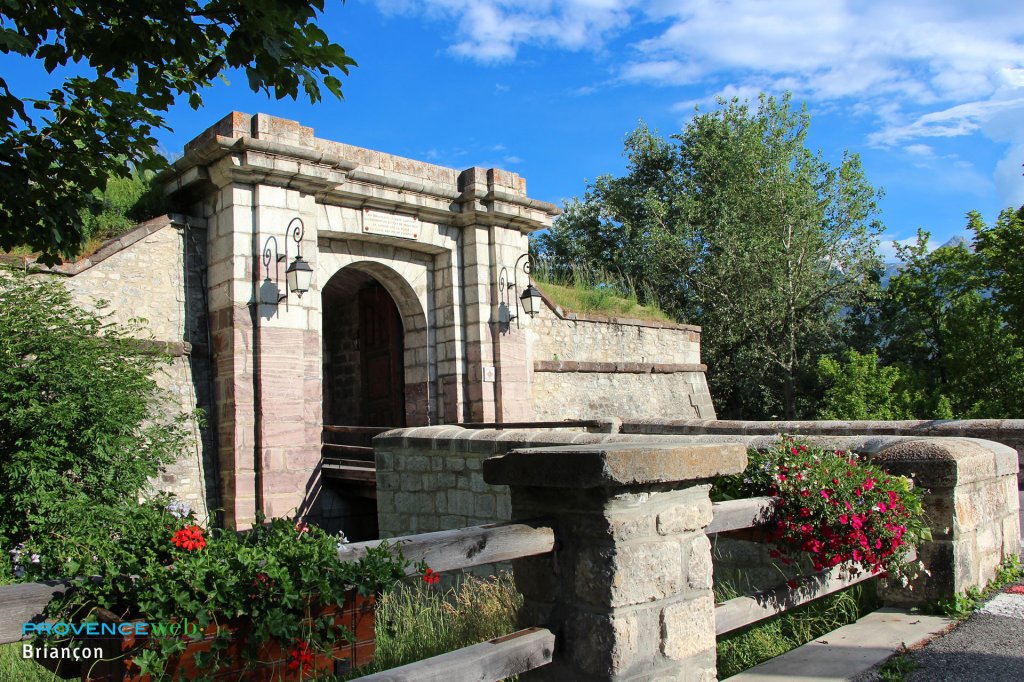 Porte fortifiée.