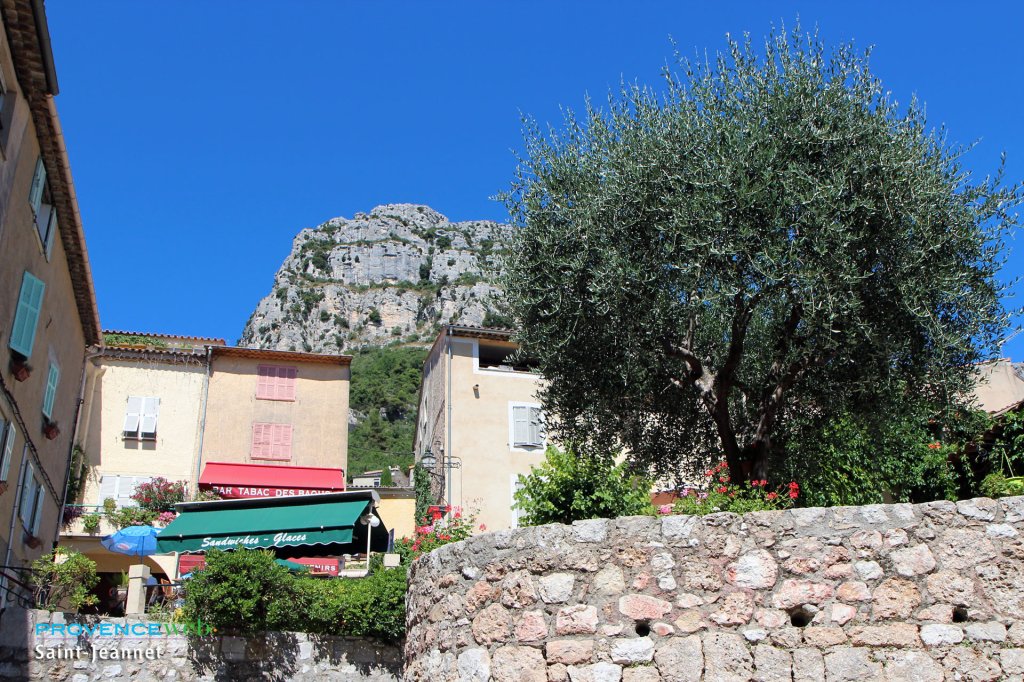 Le Baou surplombant le village de Saint Jeannet.