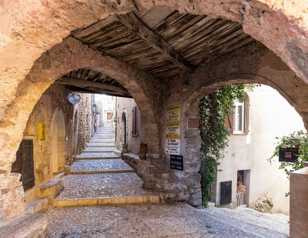 Passage voûté.