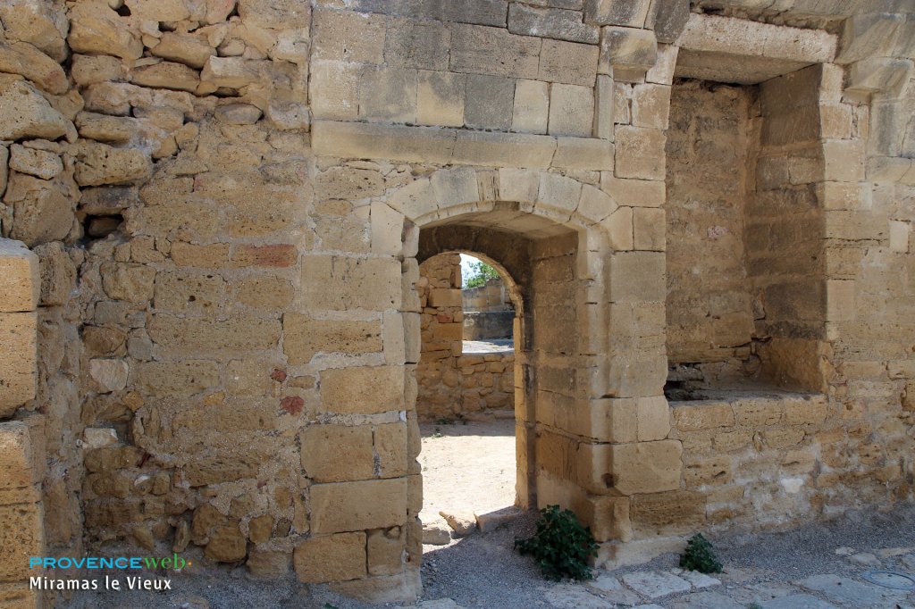 Ruelle à Miramas le Vieux.