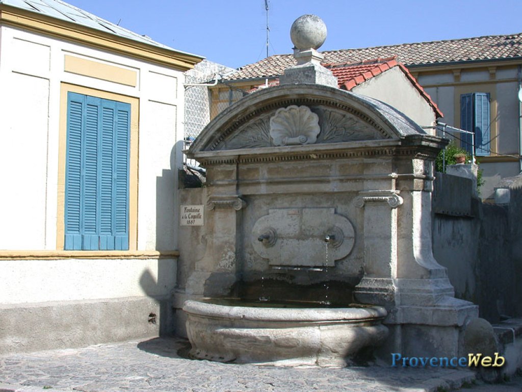 Fontaine à Eyguières.
