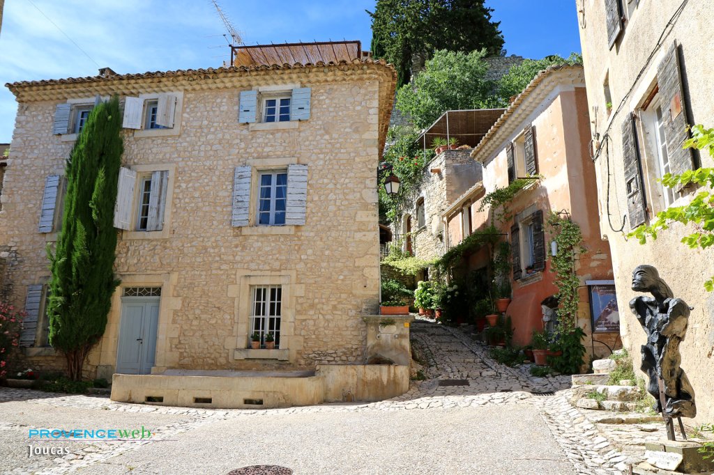 Jolie place à Joucas.