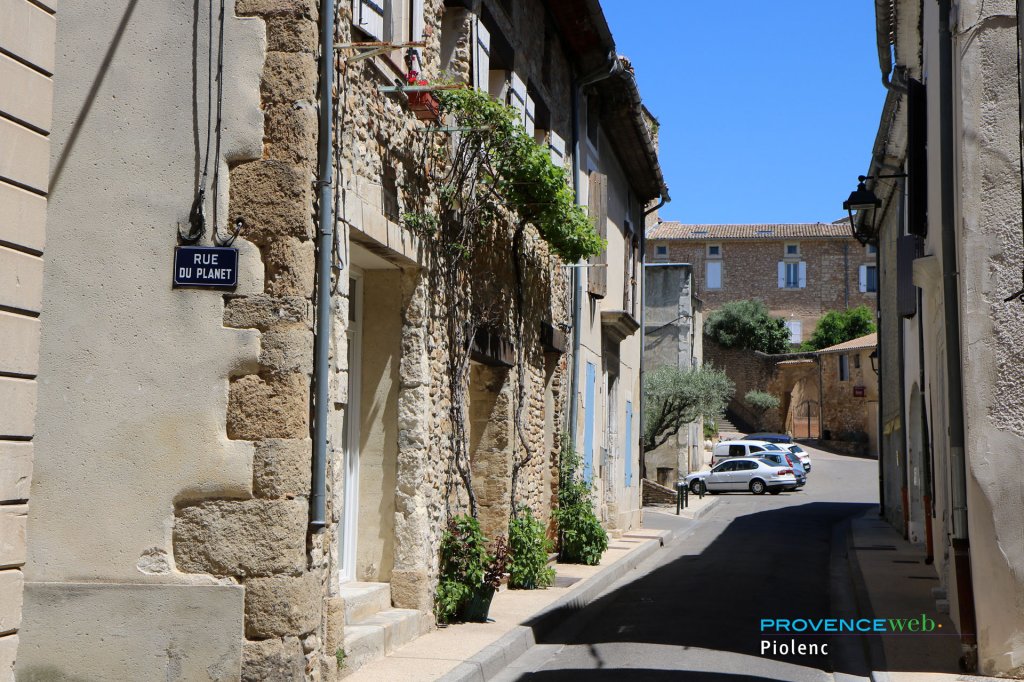 ruelle à Piolenc.