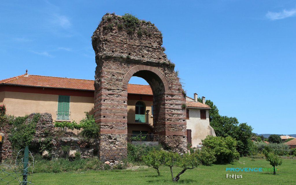 Porte antique de Fréjus.