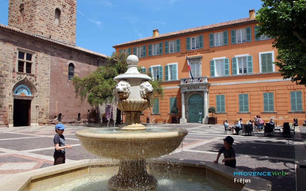 Place et fontaine à Fréjus.