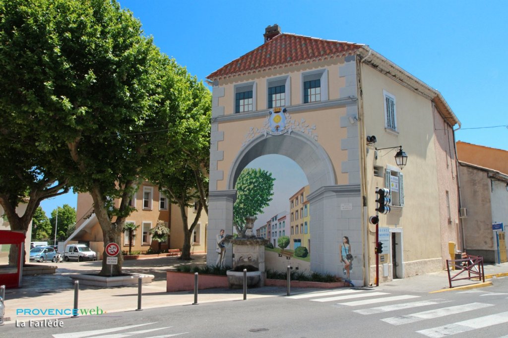 Joli bâtiment peint à La Farlède.