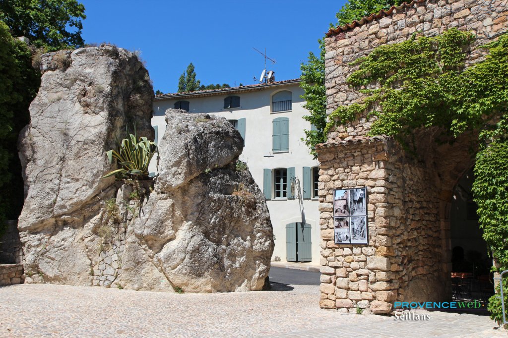 Jolie place avec un beau rocher.