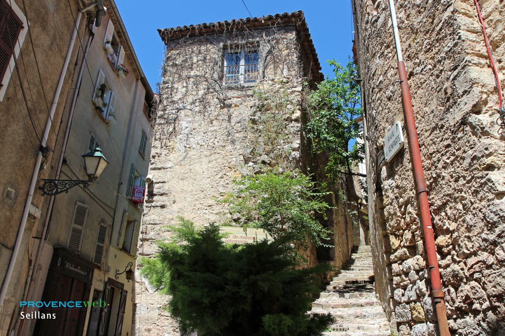 Ruelle et escalier.