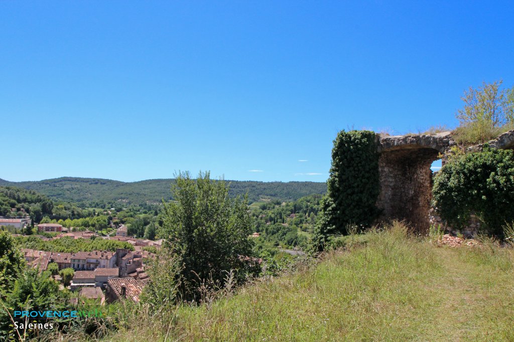 Vue sur Salernes.
