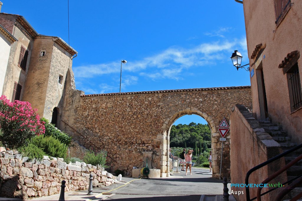 Muraille à Aups.