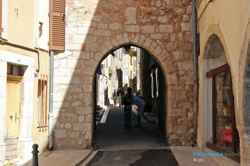 Vieille ville d'Aups.