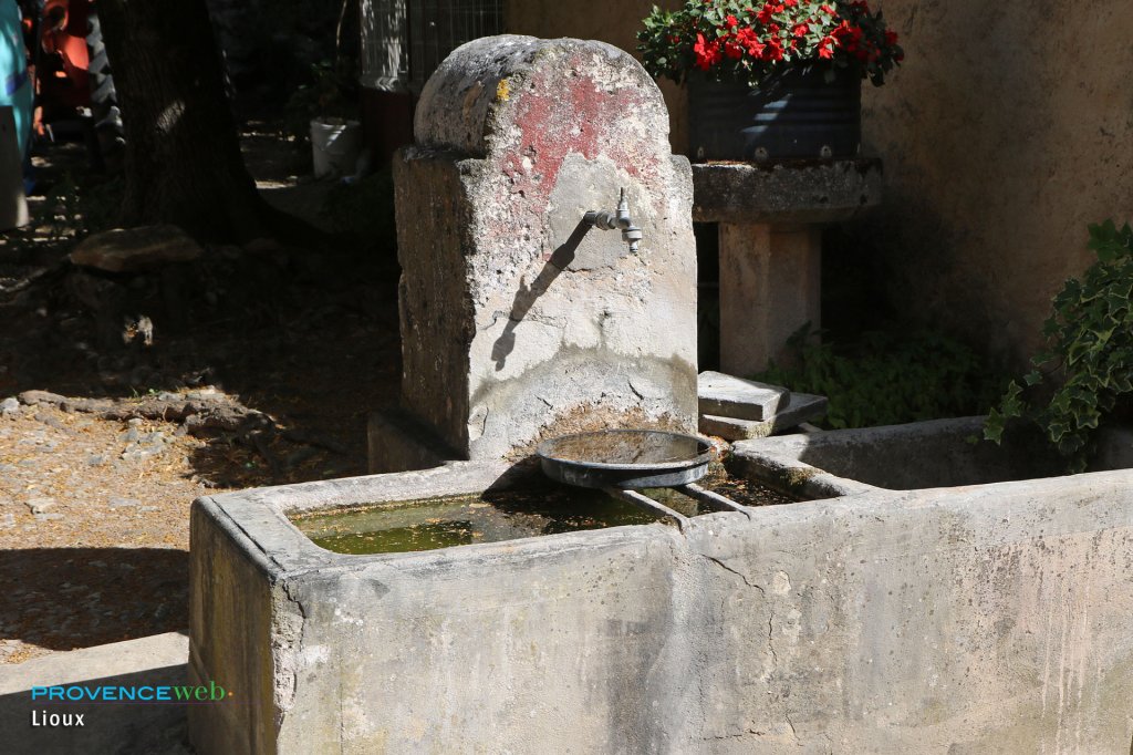 Fontaine à Lioux.