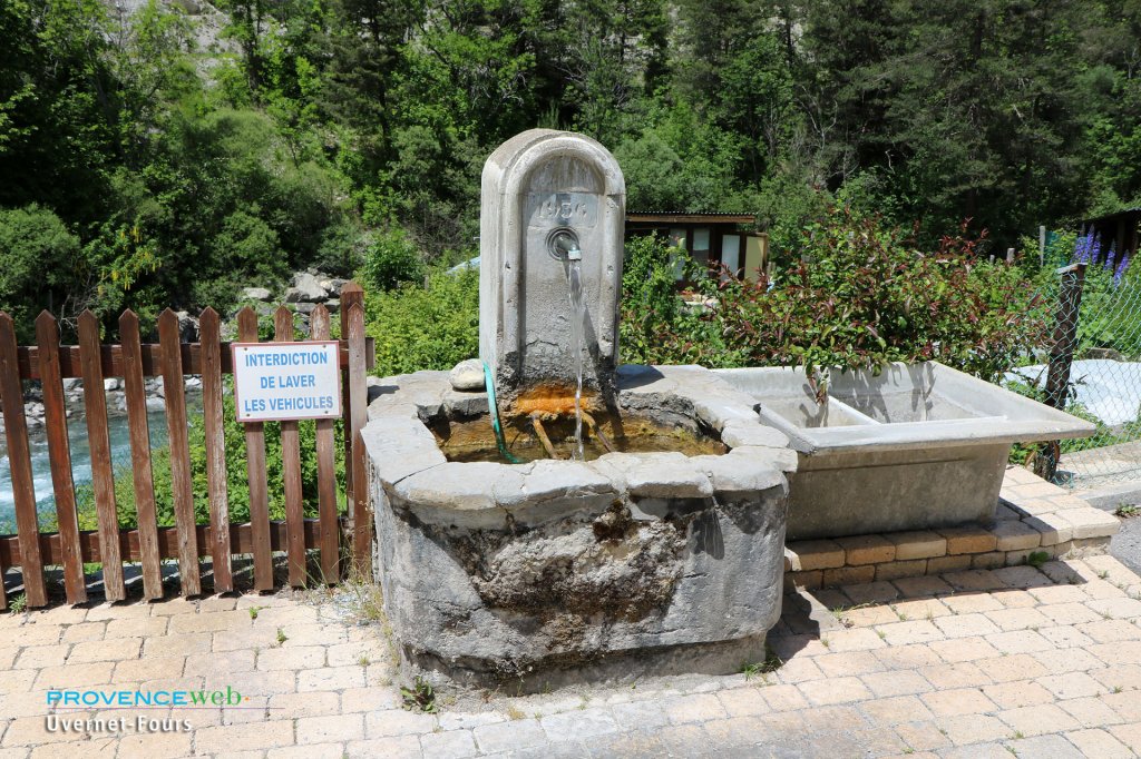 Fontaine à Uvernet Fours.