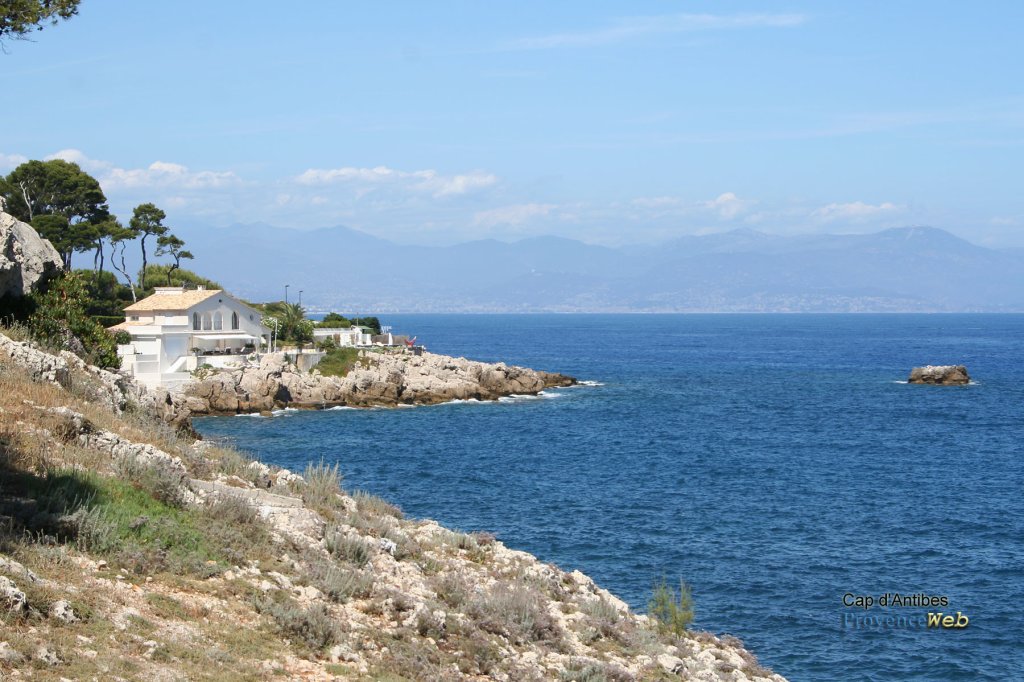 Plage et côtes à Antibes.