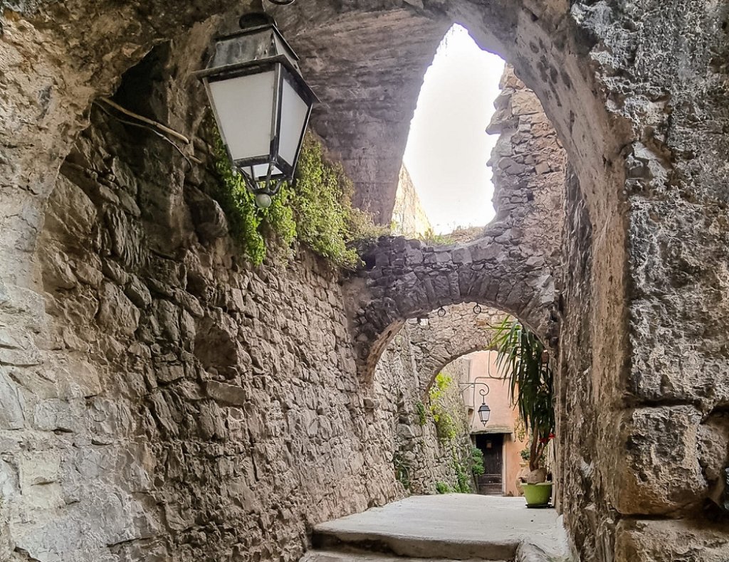 Passage voûté.