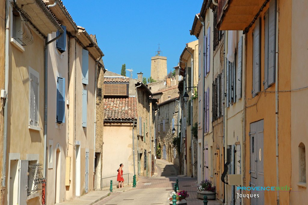 Ruelle dans le vieux centre de Jouques.