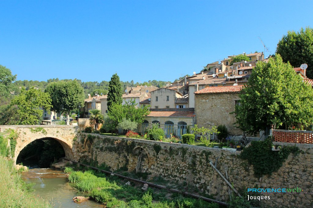 Village de Jouques dans les Bouches du Rhône.