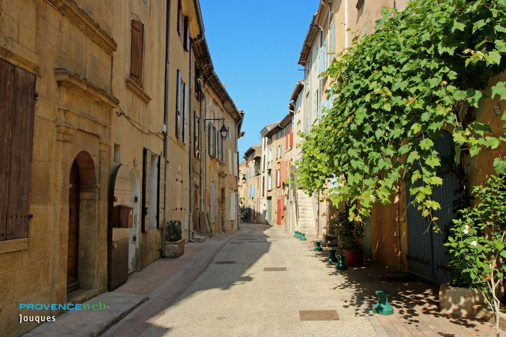 Jolie rue à Jouques.