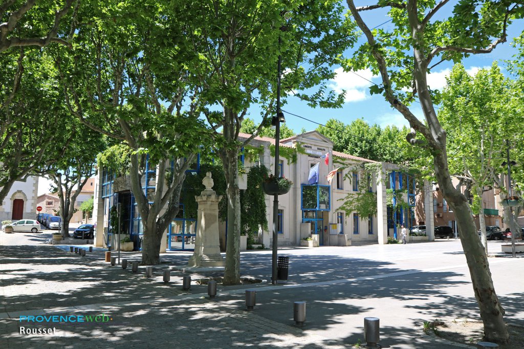 Mairie de Rousset dans les Bouches du Rhône.