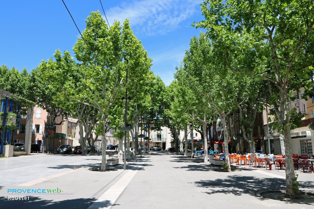 Place centrale à Rousset.