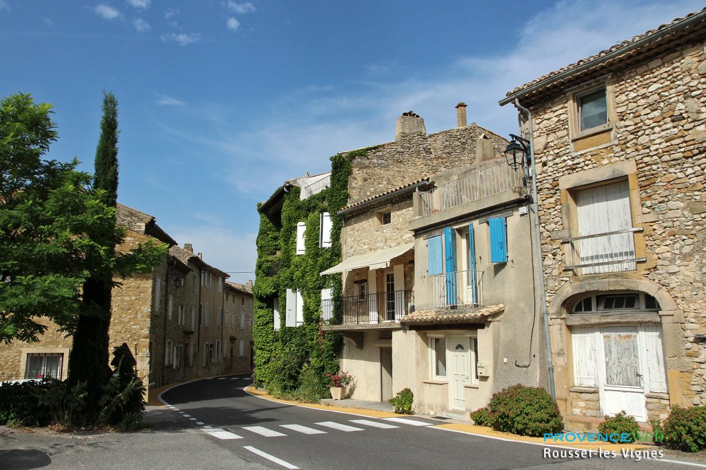 Le village de Rousset les Vignes dans la Drôme.