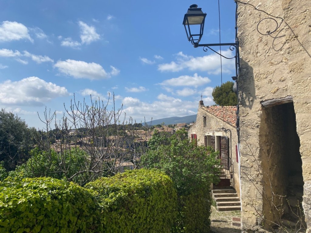 Bel escalier à Cabrières d'Aigues.