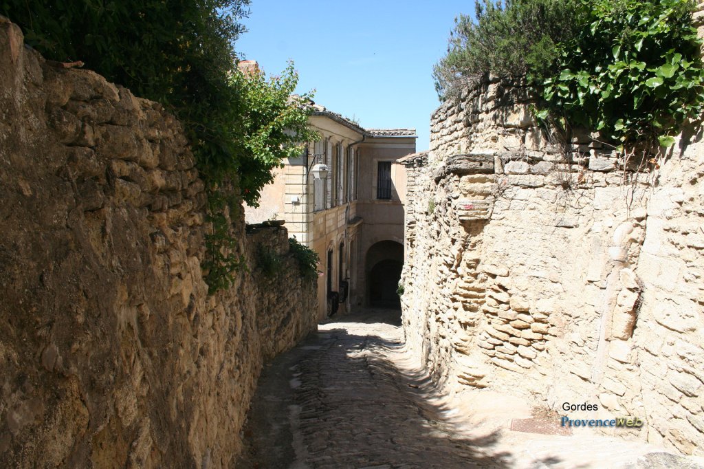 Ruelle à Gordes.