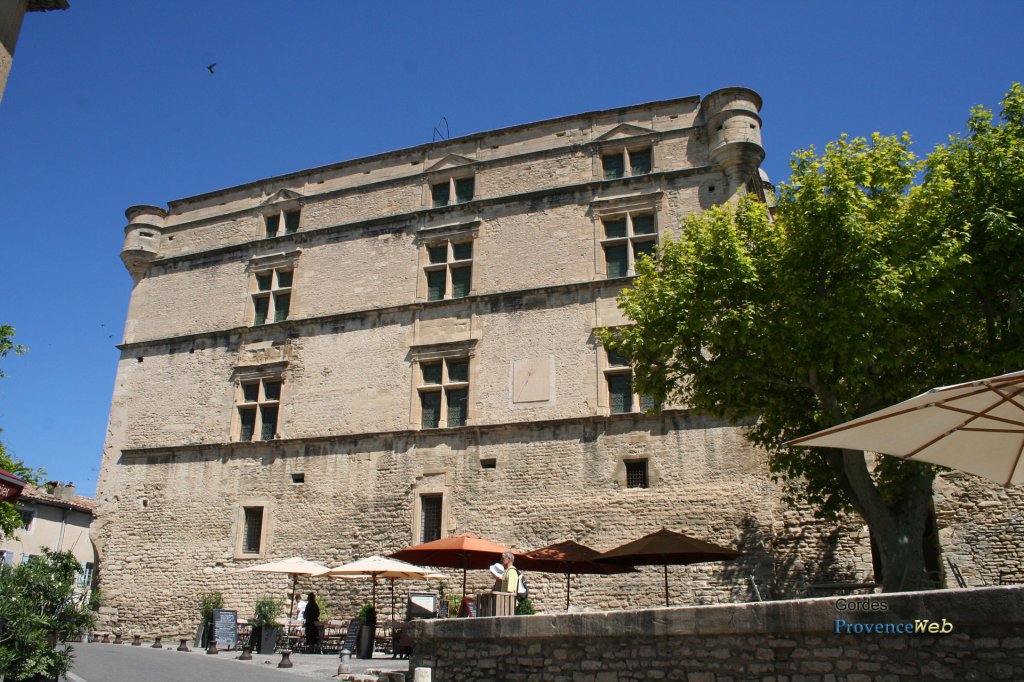 Vue arrière du Chateau de Gordes.