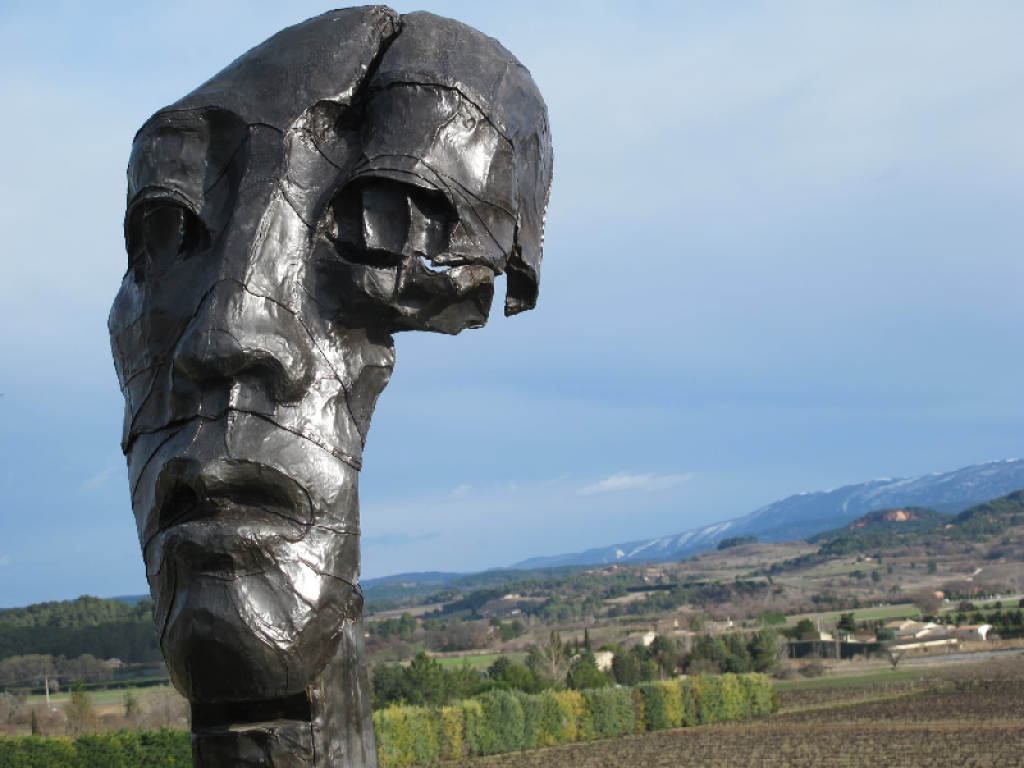 Sculpture à Joucas.