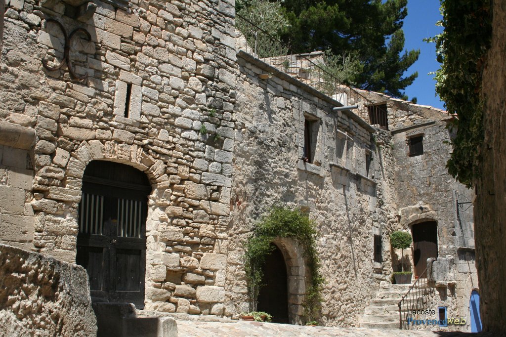 Lacoste dans le Luberon.