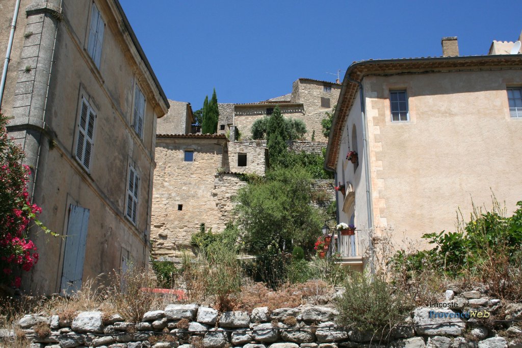 Lacoste habitations.
