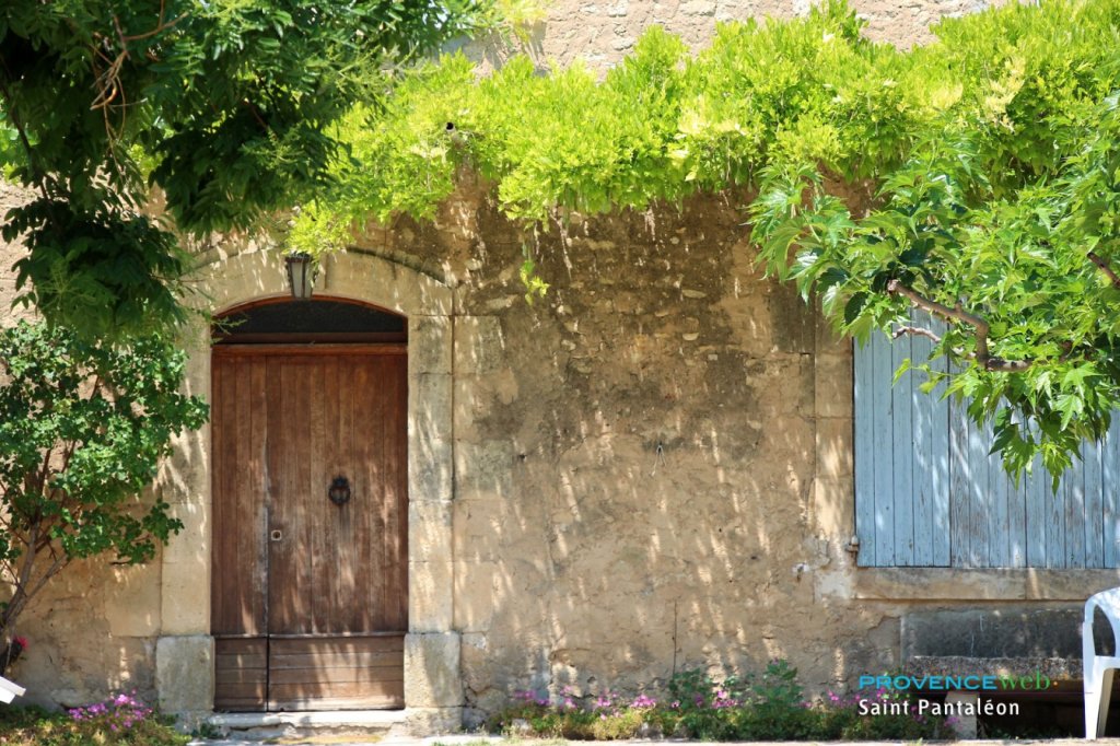 Vieille porte à Saint Pantaléon.