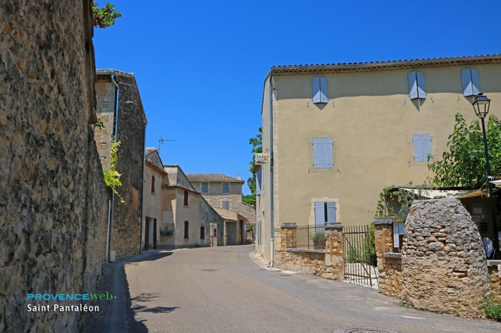 Rue à Saint Pantaléon.