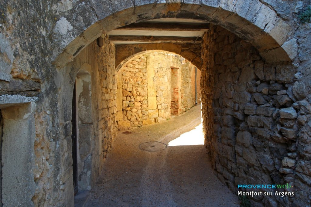 Passage voûté à Montfort sur Argens.