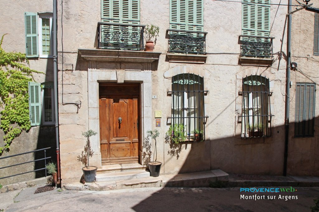 Façade et vieille porte.