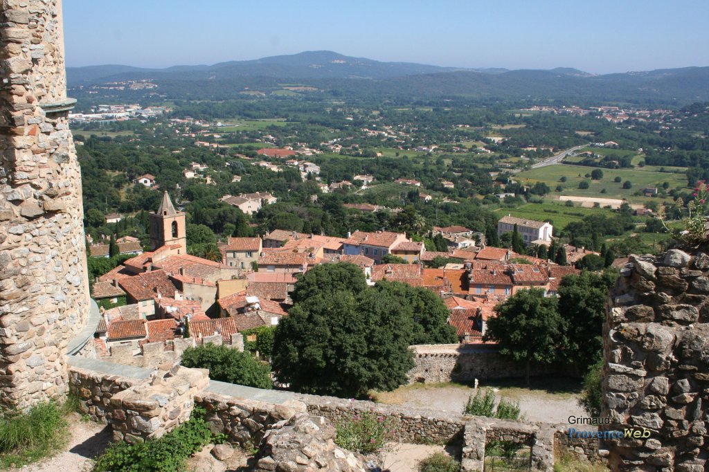 Le village de Grimaud dans le Var.