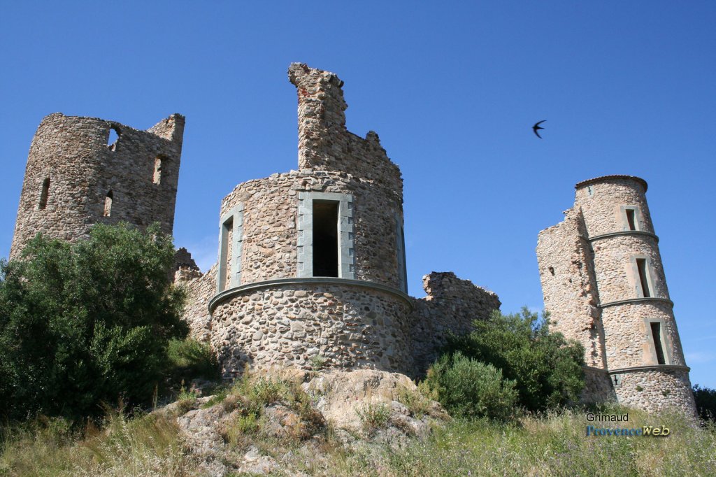 Château féodal en ruine.
